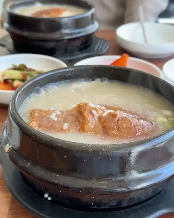 삼계탕 속 닭고기와 찹쌀