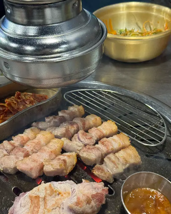 먹기 좋게 잘라져 익어가는 삼겹살