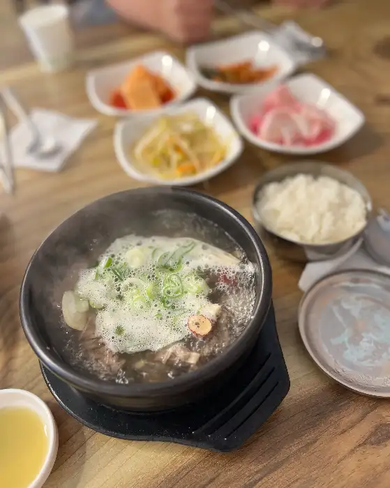 따뜻한 김이 나는 갈비탕
