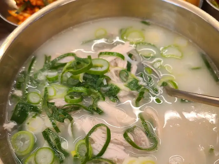 테이블에 차려진 닭곰탕 한 상차림