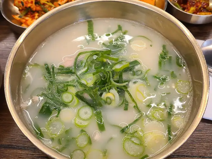 그릇 가득 담긴 닭곰탕의 닭고기 양