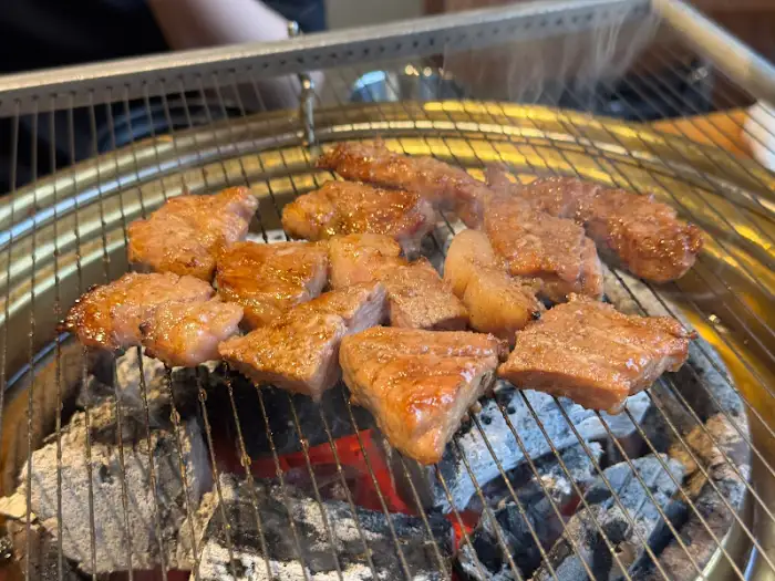 불판 위에서 익고 있는 여러 부위의 소갈비