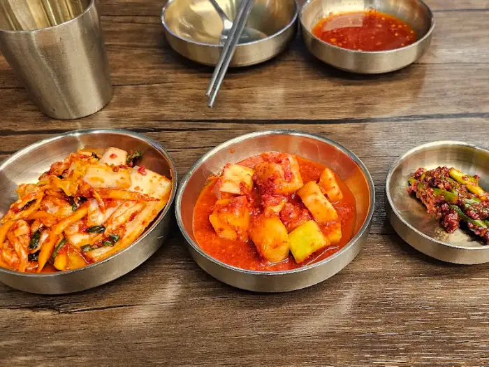 김이 모락모락 나는 닭곰탕과 밑반찬