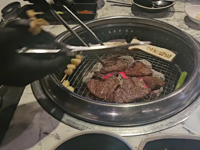 불판 위에서 익어가는 고기