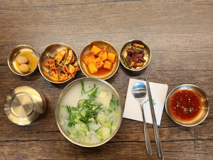 푸짐하게 차려진 닭곰탕 한상차림 (클로즈업)