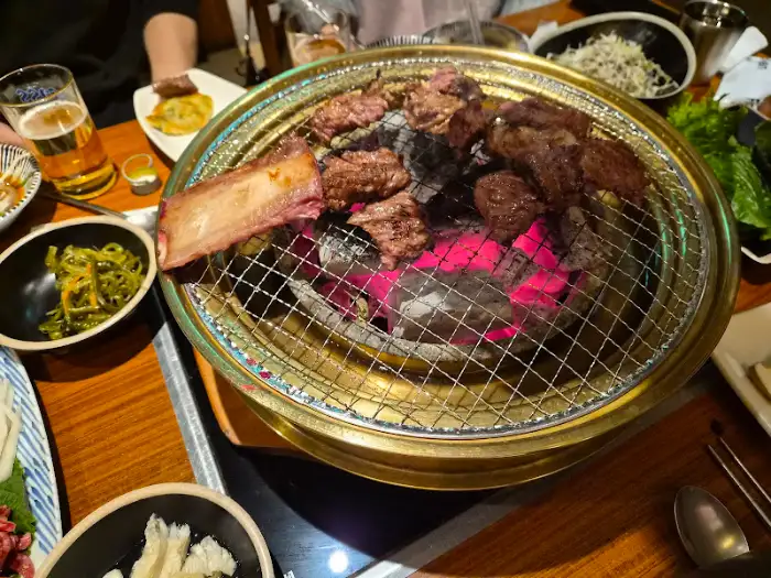 숯불 위에서 지글지글 익어가는 돼지갈비
