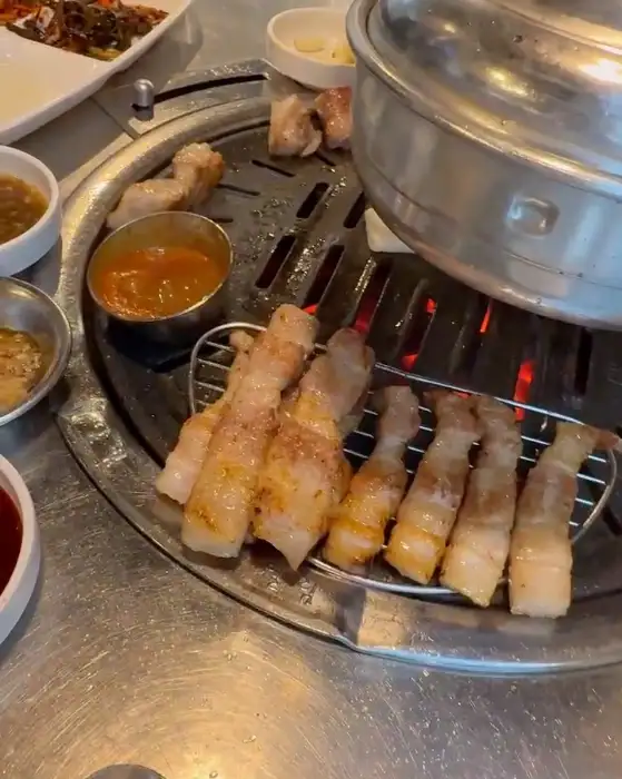 먹기 좋게 잘 구워진 고기 조각들