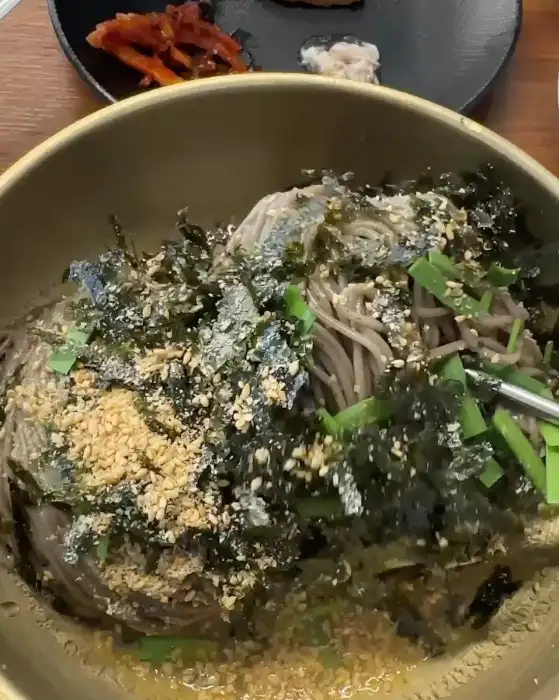 막국수와 김가루, 깨 등의 고명