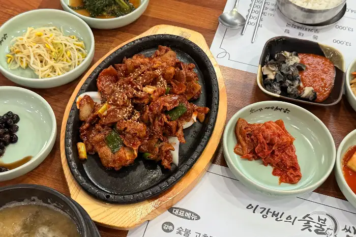 다양한 반찬과 함께 차려진 쌈밥 한 상