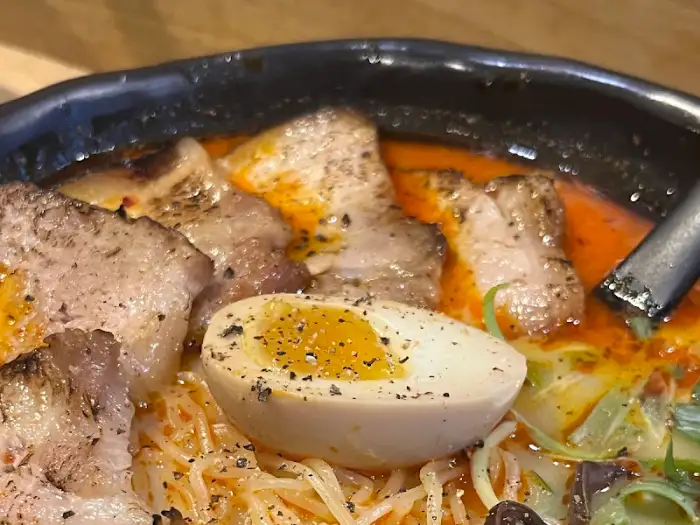 칼칼한 라멘과 반숙 계란