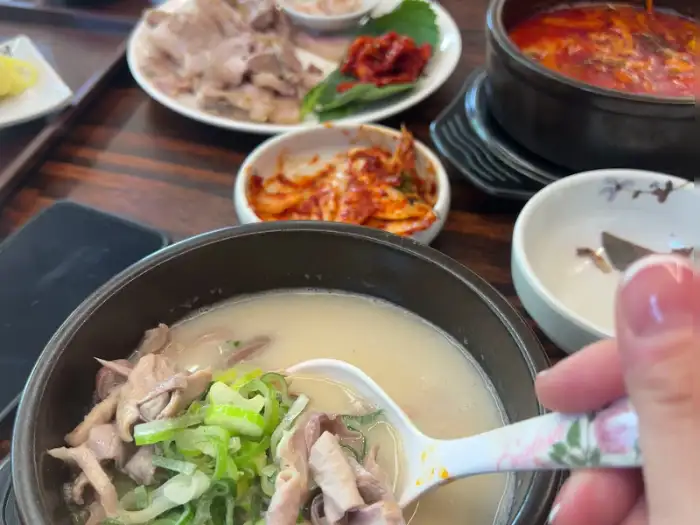 뽀얀 국물의 순대 국밥 모습