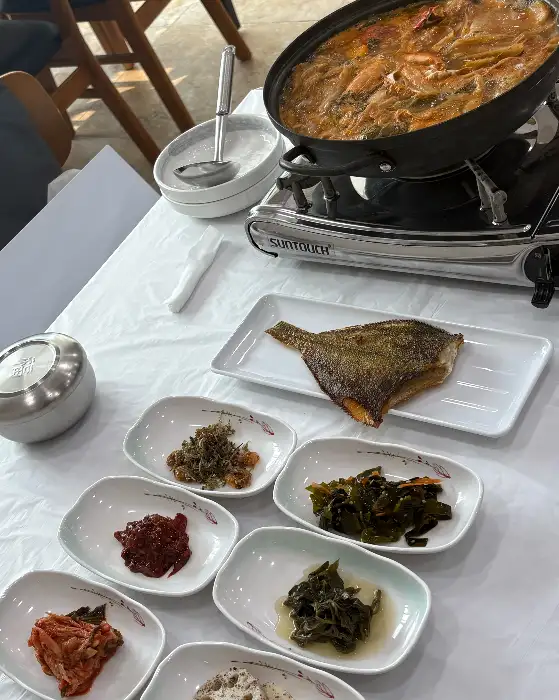 다양한 반찬과 함께 나온 게국지