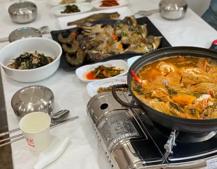 식사 중인 테이블 모습