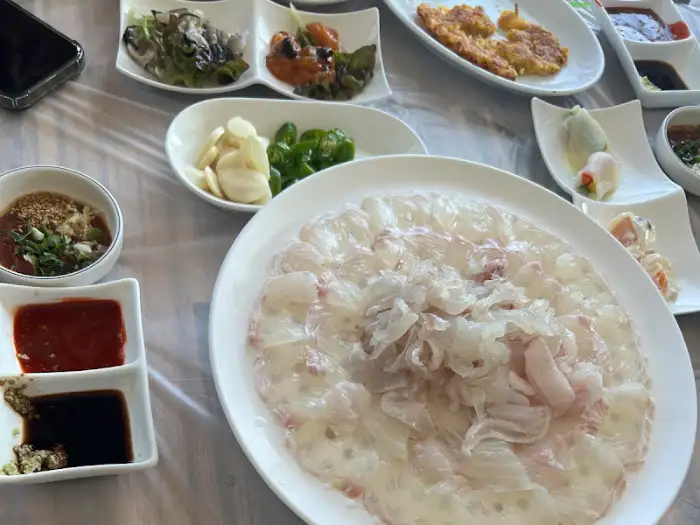 다양한 해산물 요리와 밑반찬