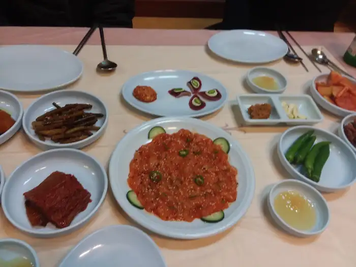 테이블에 차려진 다양한 반찬과 메인 요리
