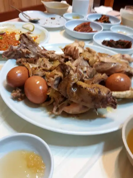 푸짐하게 차려진 메인 요리
