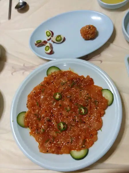붉은 양념의 회무침과 곁들임 반찬