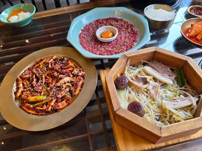 테이블에 차려진 다양한 음식들