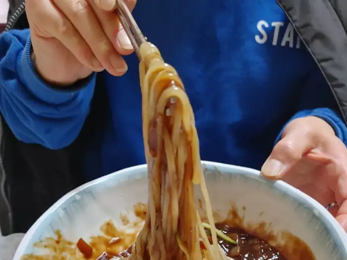 면발에 국물이 묻어나는 모습