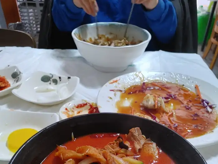 테이블에 놓인 여러 음식 사진