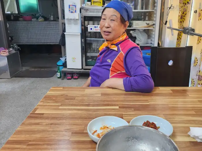 주인 어르신 모습과 테이블 세팅