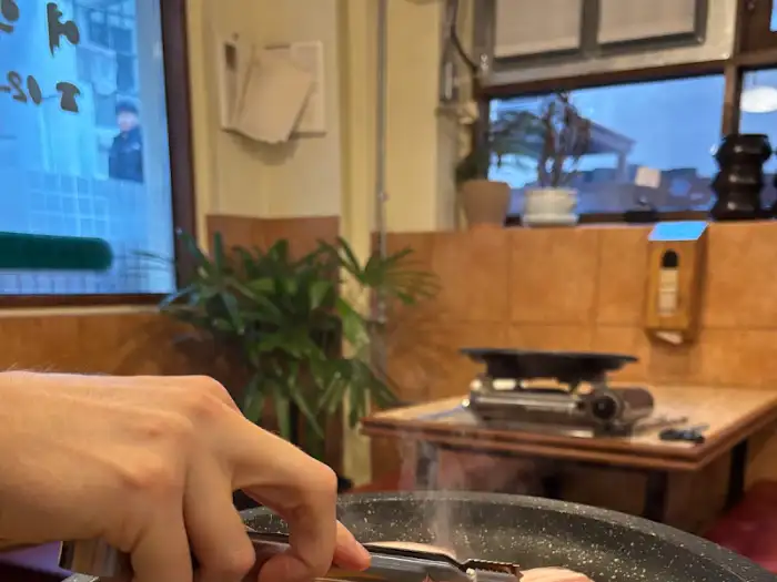 테이블 세팅 및 고기 굽기 시작