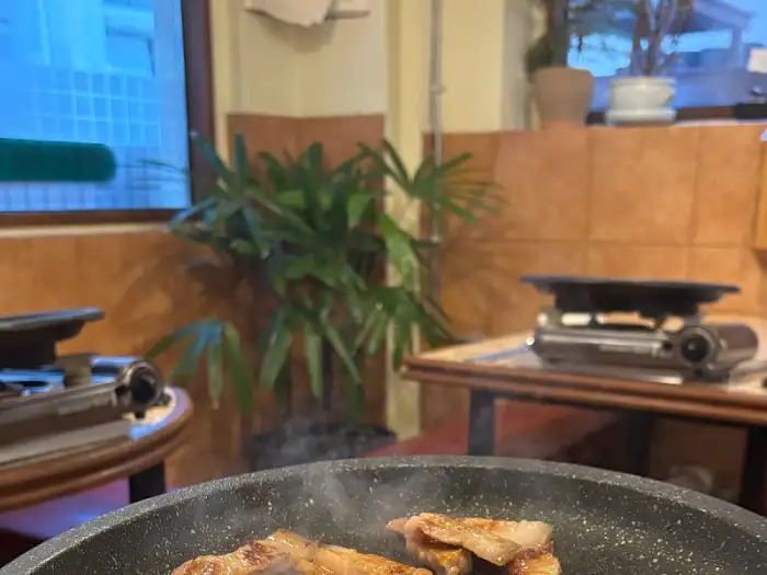 앞접시에 놓인 먹음직스러운 삼겹살 조각들