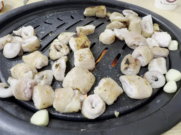 잘 구워진 곱창구이 한 점