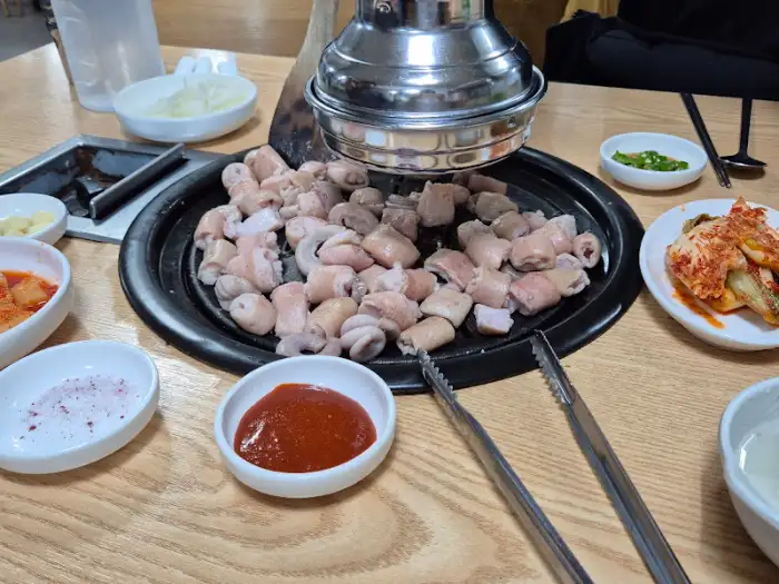 곱창구이와 곁들임 반찬