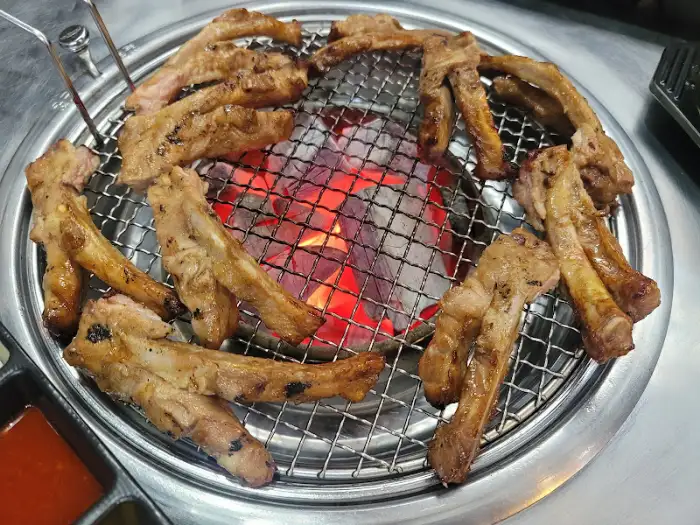 숯불 위에서 맛있게 구워지고 있는 돼지갈비