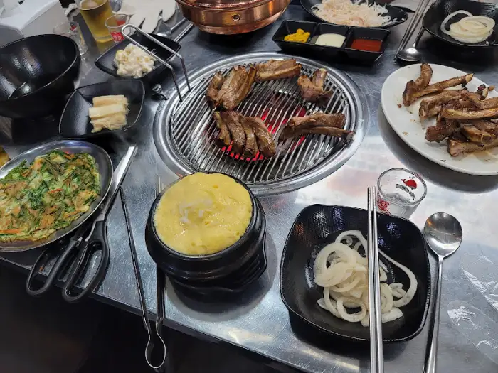 테이블 위에 차려진 푸짐한 식사 한상