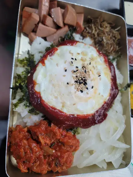 다양한 재료가 듬뿍 담긴 도시락 반찬