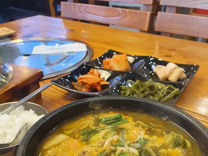 돌솥밥과 감자탕, 그리고 밑반찬