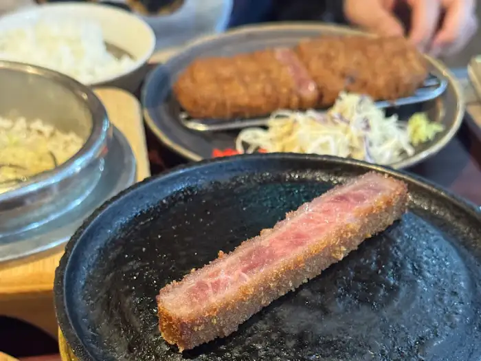 화로에 구워지는 규카츠 단면