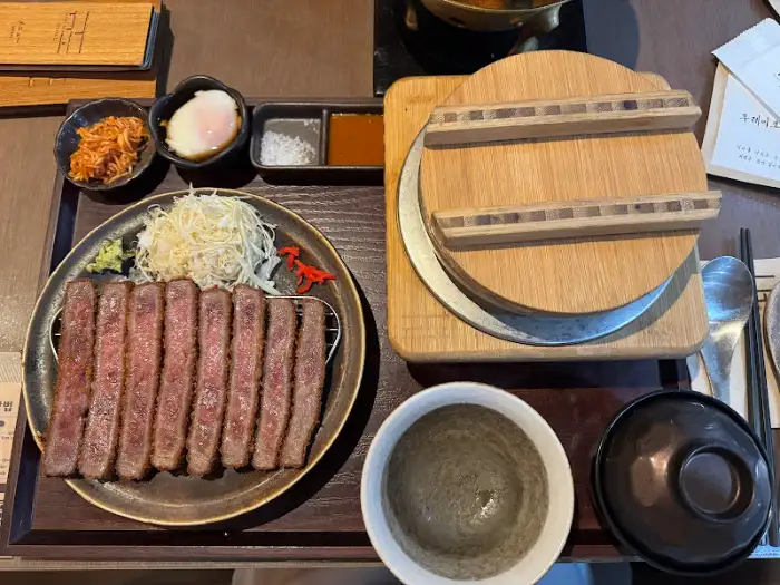 규카츠 정식과 소바 한 상 차림