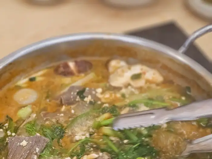 깔끔하고 깊은 육수가 끓고 있는 샤브샤브 냄비