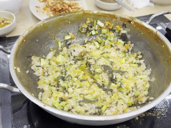 샤브샤브 육수에 끓여낸 쫄깃한 칼국수