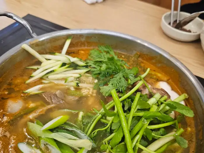 날치알과 각종 재료를 넣어 볶은 고소한 볶음밥