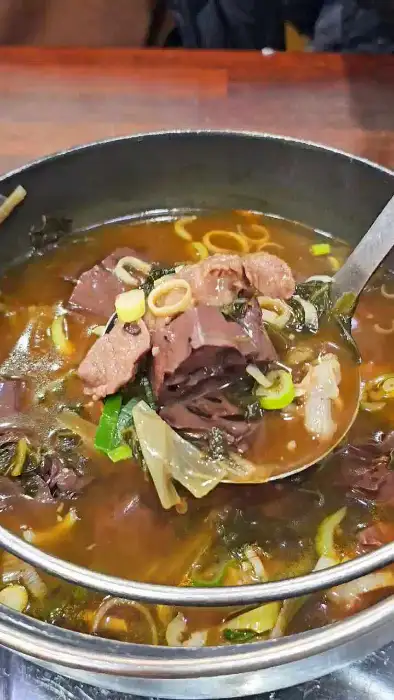 정갈하게 차려진 따뜻한 선지국