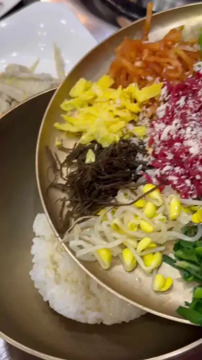 먹음직스럽게 담긴 비빔밥 재료들