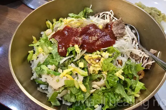 완성된 비빔밥에 고추장이 얹어진 모습