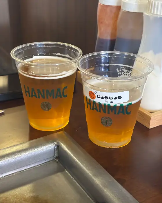 죠죠 문래점 테이블에 놓인 맥주와 소스병