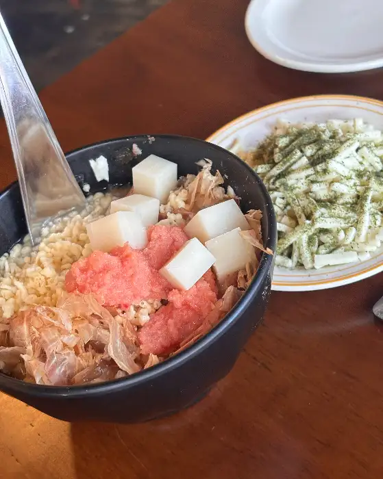 야끼소바 재료가 담긴 그릇과 몬자야끼 반죽 재료가 담긴 그릇