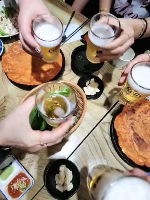 다양한 곁들임 음식과 술잔