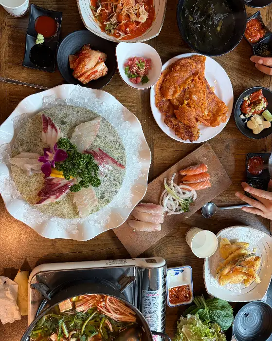 테이블 가득한 해산물 요리