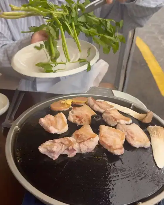 솥뚜껑과 밑반찬 세팅