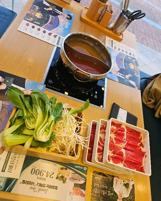 테이블에 준비된 샤브샤브 재료와 육수