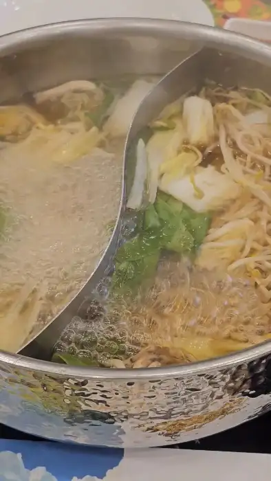 끓고 있는 샤브샤브 육수에 담그는 고기