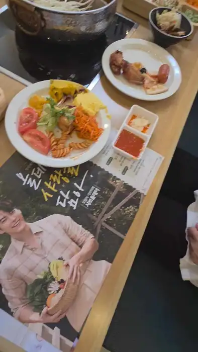 샐러드 바에서 가져온 음식들