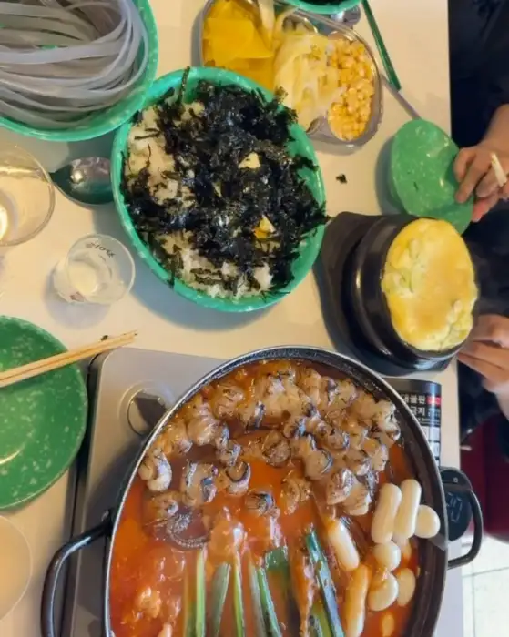 테이블에 놓인 곱도리탕과 다양한 메뉴